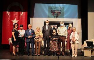 Unutanlar için sahne aldılar