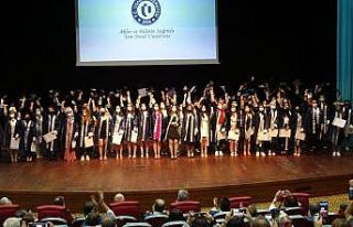 Uşak Üniversitesi’nde mezuniyet heyecanı