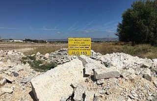 Uyarı tabelasını molozlara gömdüler