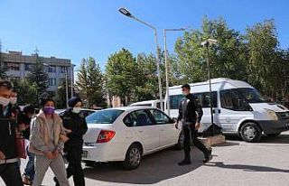 Uyuşturucu operasyonlardı yakalanan 3 kişiden ikisi...