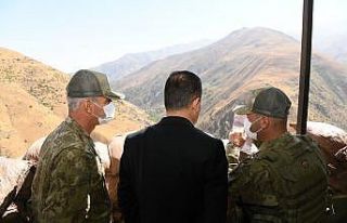Vali Akbıyık sınır hatlarını ziyaret etti