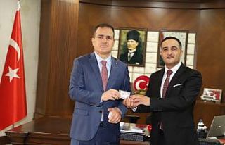 Vali Akbıyık TSKGV kurul üyelerine tanıtım kartı...