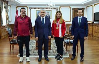 Vali Akın’dan başarılı sporcuya ödül