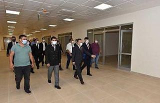 Vali Aksoy, yurt inşaatı alanında incelemelerde...