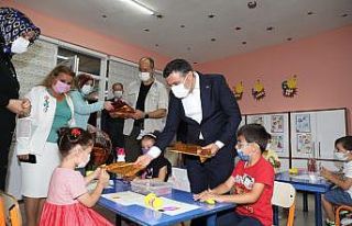 Vali Atay minik öğrencilerin heyecanına ortak oldu