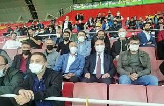 Vali Günaydın maçı Gazilerle birlikte izledi