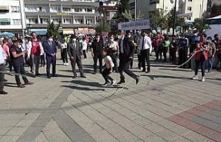 Vali Karaömeroğlu çocuklarla ip atladı, halat...