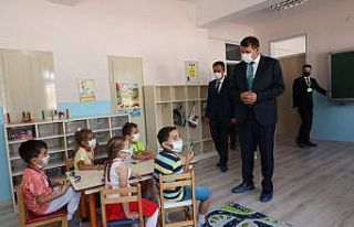 Vali minik öğrencilerin heyecanına ortak oldu