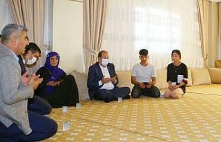 Vali Pehlivan, şehit Page ve Elçi’nin aileleriyle...