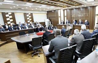Vali Varol, muhtarlarla bir araya geldi