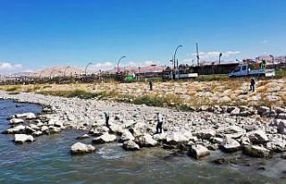 Van Büyükşehir Belediyesi ilaçlama çalışmalarına...