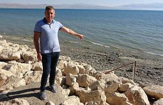 Van Gölü’nde su çekilince ölçü direği karada...