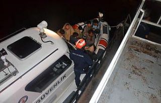 Van Gölü’nü şişme botlarla geçmeye çalışan...