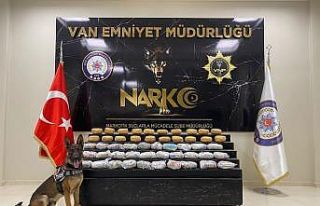 Van polisi bir kamyonda 52 kilo 200 gram toz esrar...