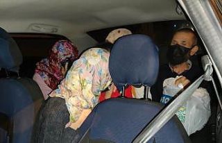 Van’da bir otomobilde 8 düzensiz göçmen yakalandı