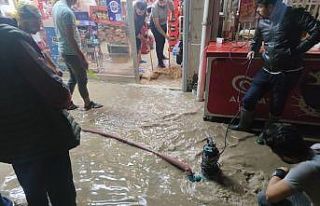 Van’da sağanak sele neden oldu, ev ve dükkanlar...