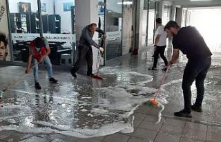 Vatandaşlar, temizlik ekipleriyle iş merkezini temizledi