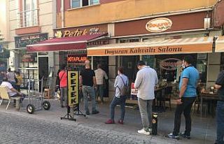 Veliler kırtasiye önünde kuyruk oluşturdu