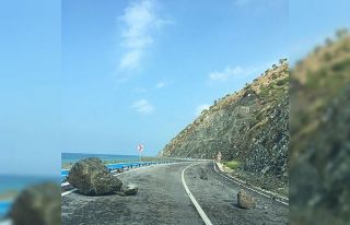 Yağmur sonrası kayalar Samandağ-Arsuz yoluna düştü