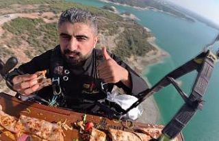 Yamaç paraşütünde metrelik ’piton döner’...