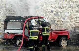 Yanan araçtan son anda kurtuldu