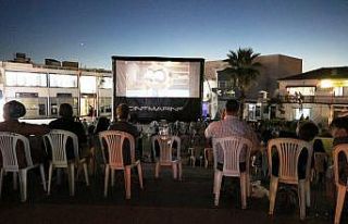 Yanan köyün meydanında çocuklar için sinema kuruldu