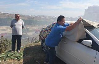 Yangına karşı ilginç yöntem: arabayı korumak...