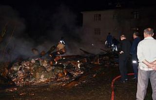 Yangında 2 ahır, 1 ambar ve 2 garaj yeri kül oldu