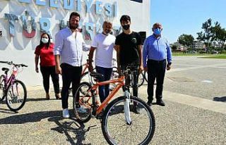 Yangınzede çocuklara bisiklet dağıtıldı
