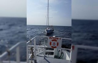 Yardım talebinde bulunan yelkenli tekne marinaya...