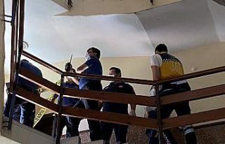 Yaşlı adam apartman merdivenlerinde ölü bulundu