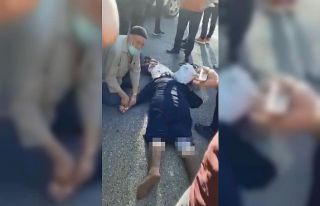 Yaşlı adam minibüsün çarptığı eşini bir an...