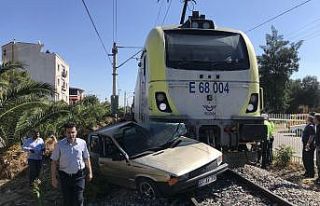 Yaşlı adam trenin çarptığı otomobilden sağ...