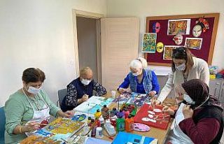 Yaşlı Yaşam Merkezi müdavimleri ebru ve resim...