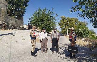 Yaya devriyesindeki jandarmalar kimsesizleri ziyaret...