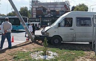 Yayaya çarpmamak için aydınlatma direğine çarptı