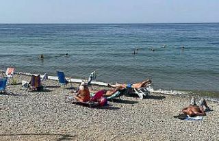 Yaz bitmesine rağmen plajlar dolu