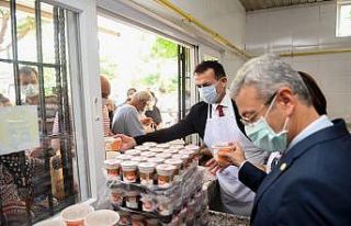 Yenişehir Belediyesi Aşevinde vatandaşlara aşure...