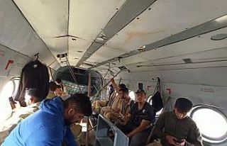 Yer ekipleri Manavgat’taki yangın bölgesine helikopterle...