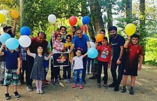Yetim ve öksüz çocuklar sevindirdiler