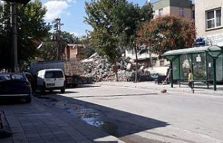 Yıkım esnasında göçük meydana geldi, iş makinası...