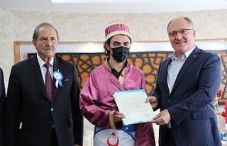 Yılın kalfası ve çırağı kaftanını giydi