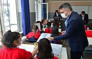 Yılmaz, minik öğrencilerin heyecanına ortak oldu