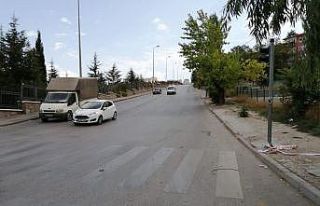 Yokuş aşağı freni boşalan kamyon park halindeki...