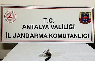 Yol kontrolünde durdurulan otobüsteki yolcudan ruhsatsız...