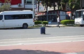 Yol ortasındaki bavul polisi harekete geçirdi