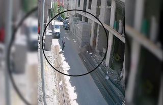 Yolda yürürken üzerine demir düşen kadın ölümden...