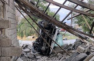 Yoldan çıkan otomobil yan yatarak bahçeye girdi:...