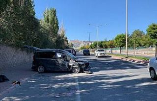 Yolun karşısına geçmeye çalışan aileye araç...