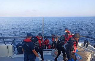 Yunan askerinin Türk karasularına ittiği 16 göçmen...